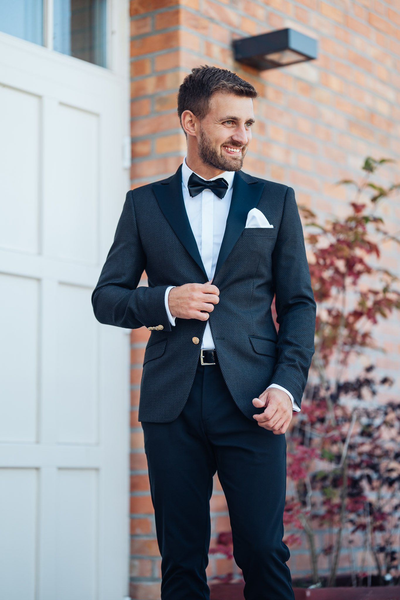 Granatowy garnitur męski z białą poszetką — elegancja do pracy i na formalne spotkania